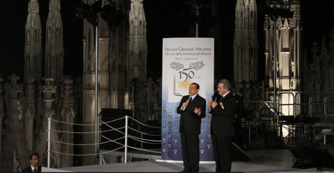 “La Veneranda fabbrica di Silvio”. Quando Berlusconi salì sul tetto del Duomo di Milano e promise soldi che non arrivarono mai