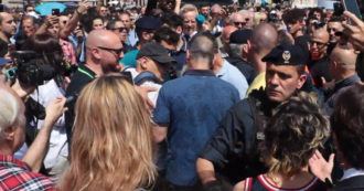 Copertina di “Vergogna di Stato”, contestatore espone il cartello durante i funerali di Berlusconi e rischia di essere picchiato: portato via dalla polizia