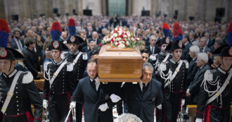 Copertina di Funerale di Berlusconi: azienda, Stato, calcio e famiglia. L’ultimo Silvio Show è in Duomo