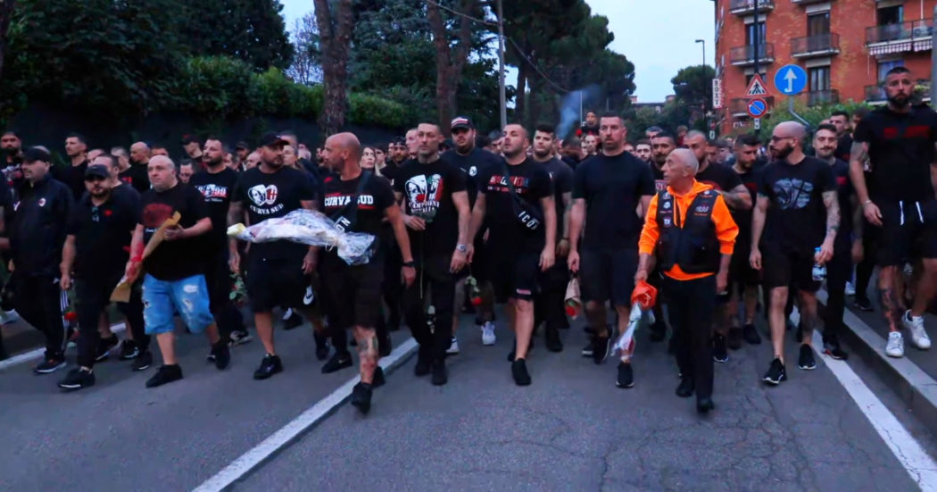 La marcia degli ultras del Milan fino a Villa San Martino: rose rosse e cori per Berlusconi – Video