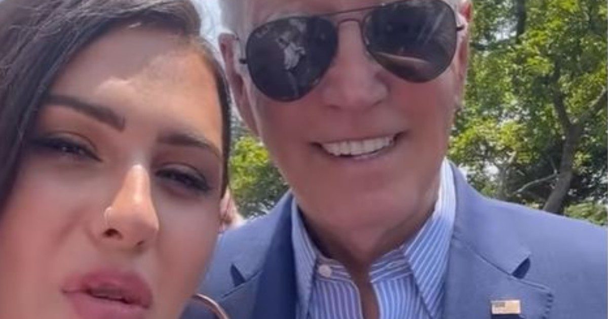 Biden fa un selfie con la modella transgender in topless alla Casa Bianca durante il Pride. Scoppia la polemica : “Una vergogna”