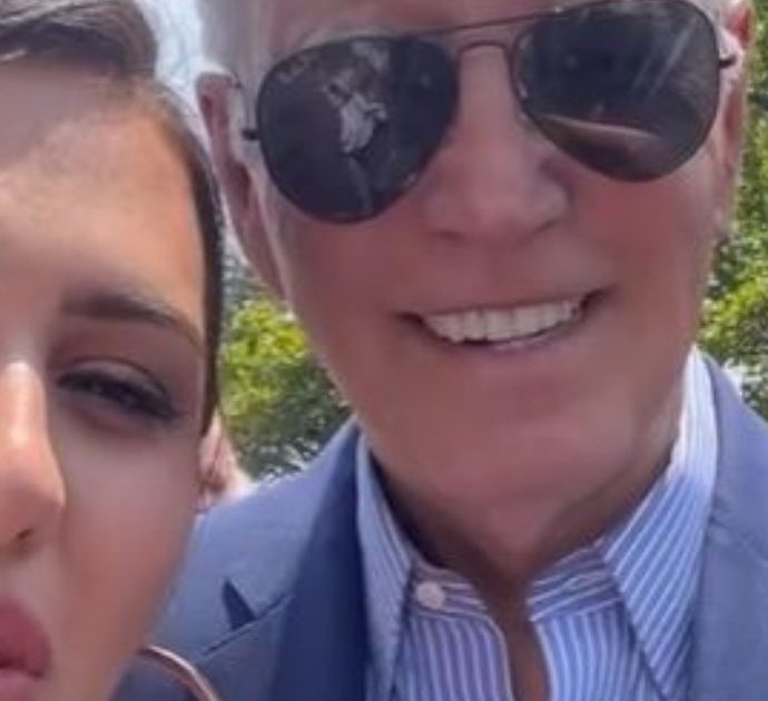 Biden fa un selfie con la modella transgender in topless alla Casa Bianca durante il Pride. Scoppia la polemica : “Una vergogna”