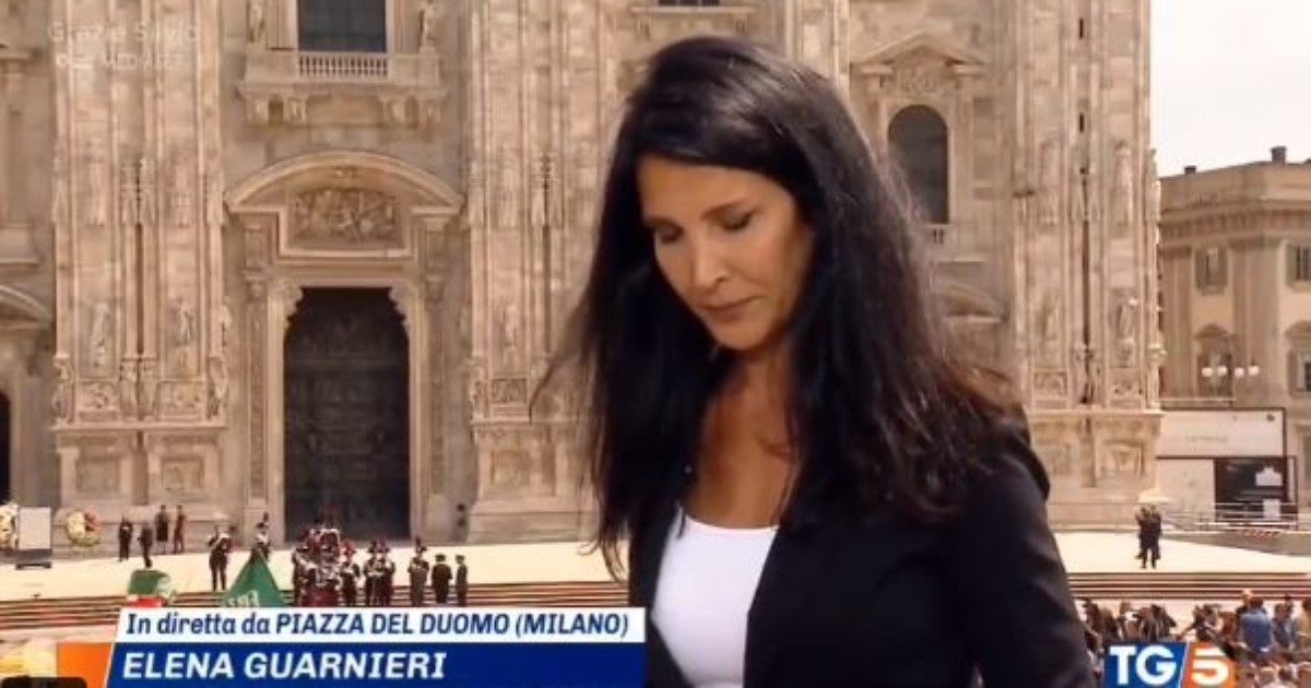 Funerali di Berlusconi, la giornalista del Tg5 con la voce rotta dall’emozione durante il coro “Chi non salta comunista è…” – Video