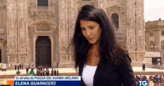 Copertina di Funerali di Berlusconi, la giornalista del Tg5 con la voce rotta dall’emozione durante il coro “Chi non salta comunista è…” – Video