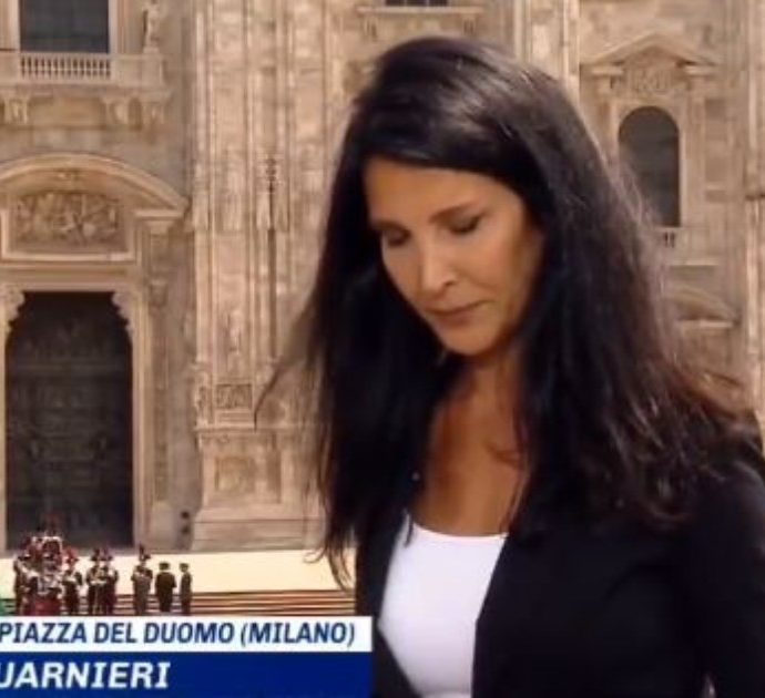 Funerali di Berlusconi, la giornalista del Tg5 con la voce rotta dall’emozione durante il coro “Chi non salta comunista è…” – Video