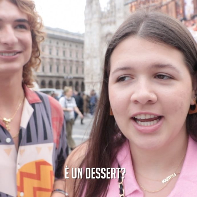 “Berlusconi? Bunga bunga party e molte ragazze”: le reazioni dei turisti stranieri alla morte dell’ex premier. E c’è chi chiede: “È un dessert?”