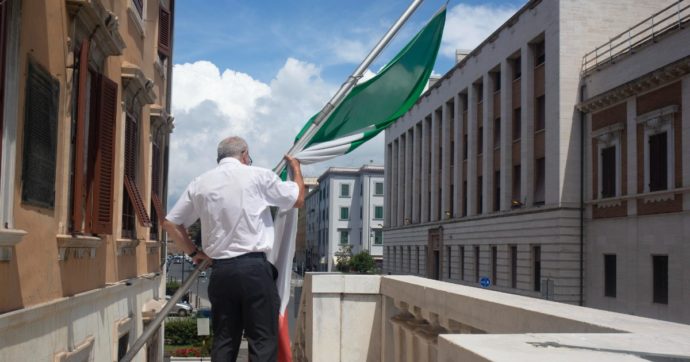 A Livorno bandiere a mezz’asta per Berlusconi solo per i funerali. Il sindaco: “La politica non c’entra. Colpa del meteo”. Il vento? Viene da Est