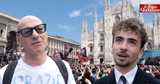 Copertina di “Berlusconi? Un esempio”, “Un pregiudicato”. Tra bandiere del Milan, giovani fan e contestatori: il videoracconto dalla piazza dei funerali