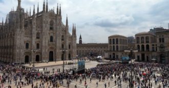 Copertina di “Chi non salta comunista è”, il coro intonato in piazza Duomo prima dei funerali di Silvio Berlusconi – Video
