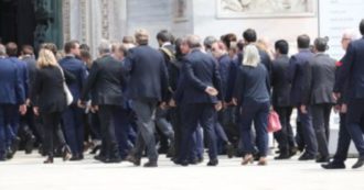 Copertina di Funerali di Silvio Berlusconi, arrivano i volti noti della tv: Maria De Filippi siede nelle prime file con Silvia Toffanin. Tanti ex giocatori del Milan