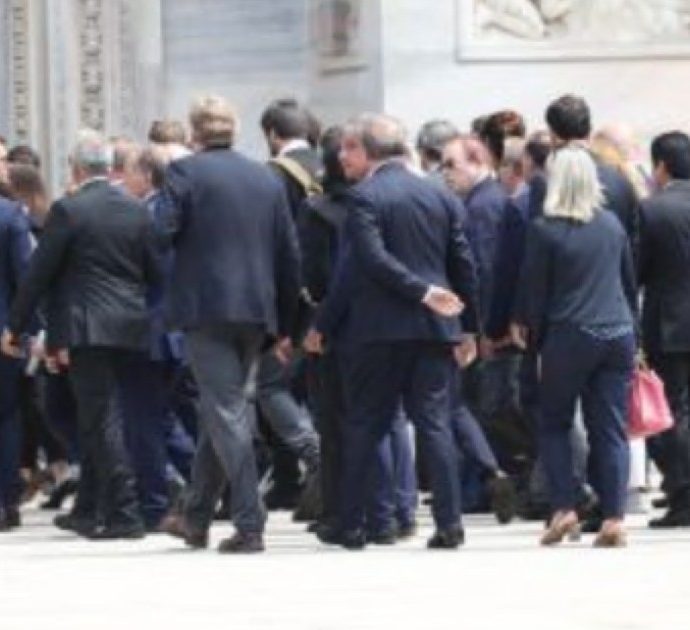 Funerali di Silvio Berlusconi, arrivano i volti noti della tv: Maria De Filippi siede nelle prime file con Silvia Toffanin. Tanti ex giocatori del Milan