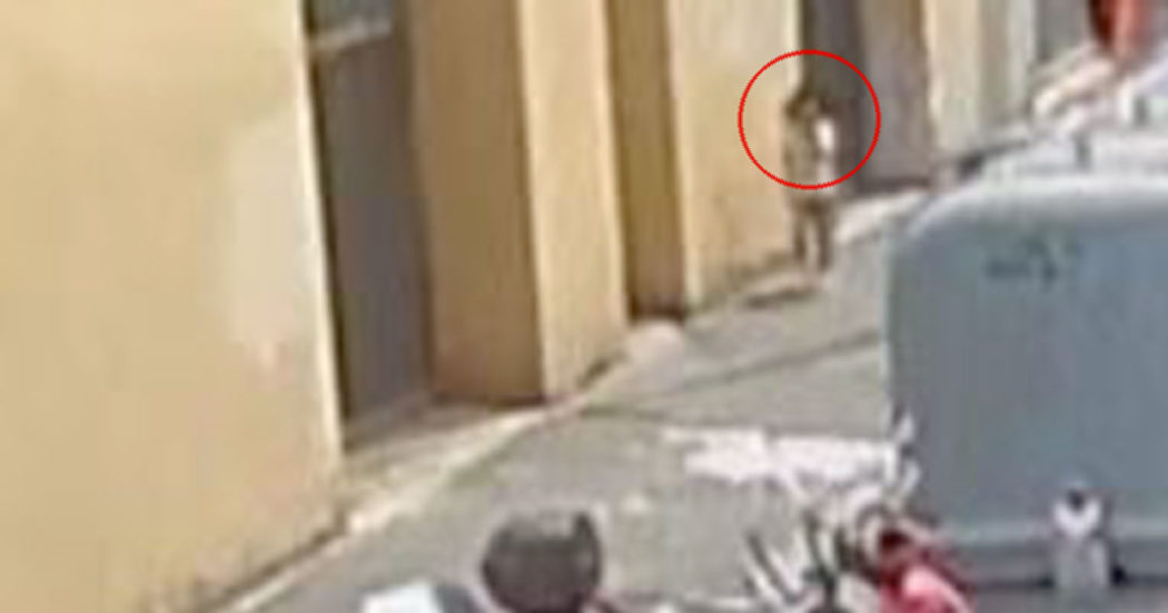 Il video della piccola Kata, scomparsa a Firenze, mentre esce dal cortile dell’ex hotel Astor: le ultime immagini della bambina di 5 anni