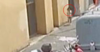 Copertina di Il video della piccola Kata, scomparsa a Firenze, mentre esce dal cortile dell’ex hotel Astor: le ultime immagini della bambina di 5 anni