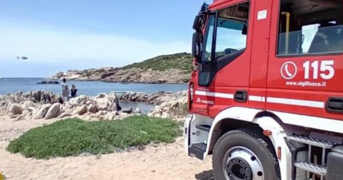 Legge libro in spiaggia, ucciso da un masso