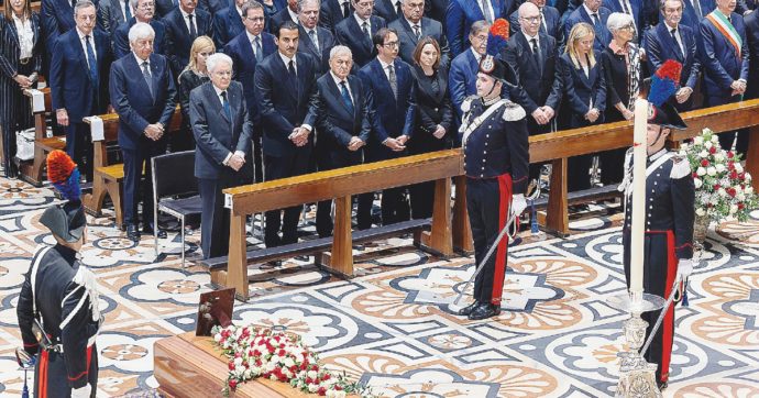 Funerale Berlusconi, Silvio è rimasto solo: tutti i leader internazionali disertano l’addio