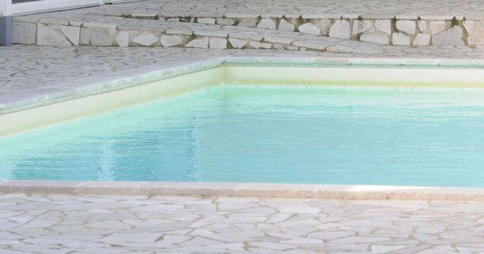 Torino, è morto il bambino di tre anni caduto in una piscina durante una festa