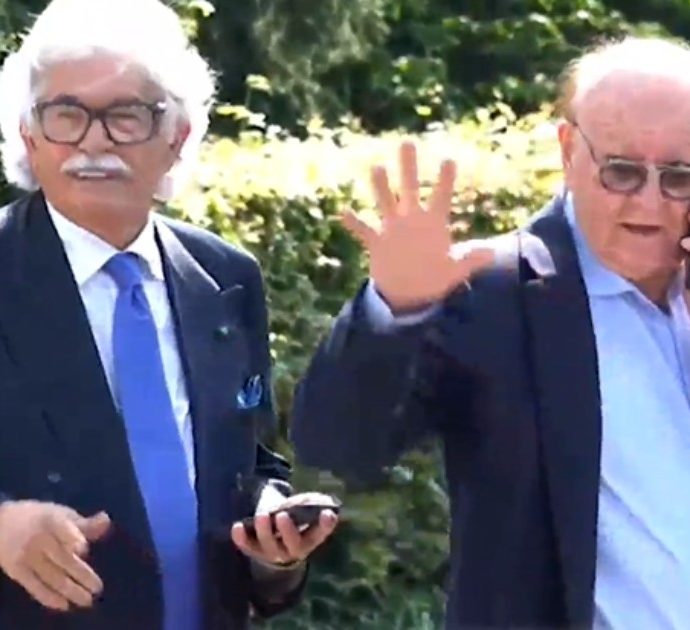 Massimo Boldi e Antonio Razzi ad Arcore: “Non facciamo entrare nessuno”. I due restano fuori