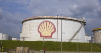 Copertina di Shell, nuovo amministratore, vecchio modello a base di idrocarburi. Il colosso rilancia nel gas e nel petrolio