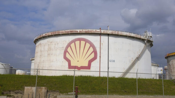 Shell triplica i profitti grazie all’aumento dei prezzi dei carburanti con la guerra in Medio Oriente