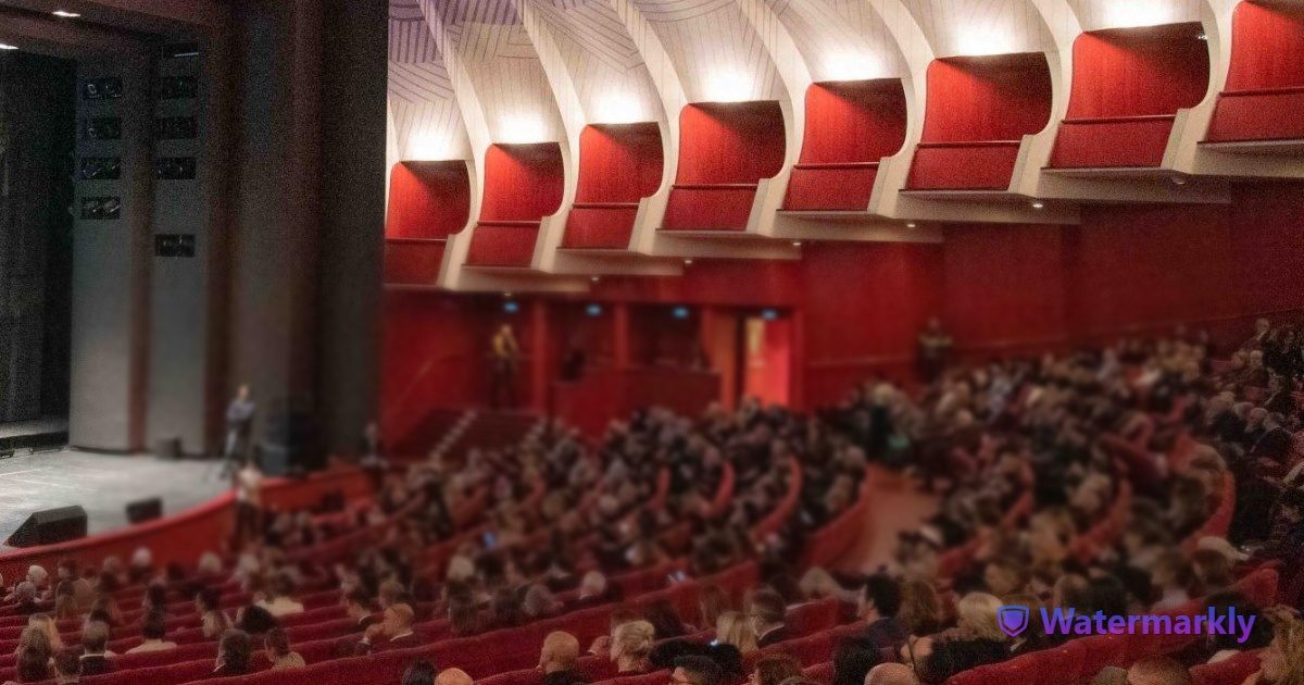 Fischi e “buuu” per il minuto di silenzio in memoria di Berlusconi al Teatro Regio di Torino prima della Butterfly