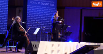 Copertina di Tosca apre l’assemblea di Confcooperative cantando “Bella ciao”: in prima fila c’è il ministro Adolfo Urso