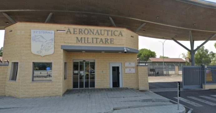 “Soldi per truccare i concorsi delle forze armate”: arrestati 3 dell’Aeronautica. Indagati anche genitori e familiari dei candidati