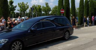 Copertina di Il feretro di Silvio Berlusconi arriva a Valenza per la cremazione: l’applauso dei sostenitori – Video
