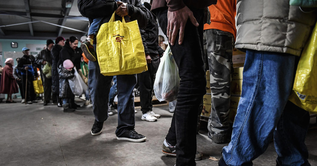Via il Reddito di cittadinanza, ecco gli “occupabili” di Meloni: in coda per un pacco alimentare e con la paura di finire sulla strada