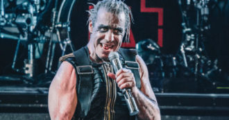 Copertina di Till Lindemann, la procura di Berlino indaga sul leader dei Rammstein: “Festini hard a base di droga e alcol dopo i concerti, sospette violenze sessuali”