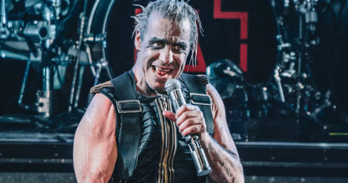 Till Lindemann, la procura di Berlino indaga sul leader dei Rammstein: “Festini hard a base di droga e alcol dopo i concerti, sospette violenze sessuali”