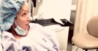 Copertina di Shannen Doherty posta il video mentre parla con i dottori prima dell’operazione: “Questo è vivere con il cancro”
