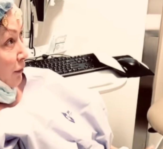 Shannen Doherty posta il video mentre parla con i dottori prima dell’operazione: “Questo è vivere con il cancro”