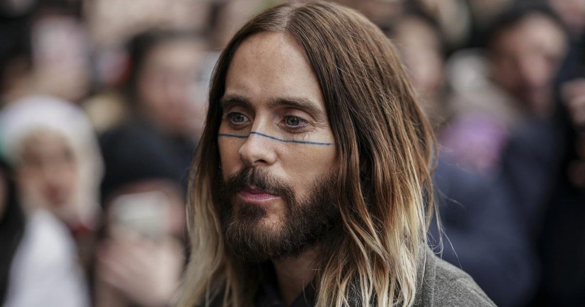 Jared Leto scala il Castello Sforzesco di Milano a mani nude: il video della sua “impresa” è virale