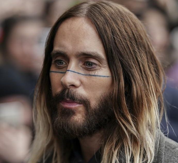 Jared Leto scala il Castello Sforzesco di Milano a mani nude: il video della sua “impresa” è virale