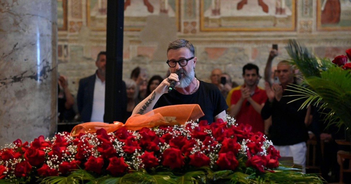 “Ti do l’ultimo bacino in fronte”: ai funerali di Francesco Nuti gli amici di sempre Panariello, Masini, Pieraccioni e Carlo Conti. Tanta gente e le note di ‘Sarà per te’