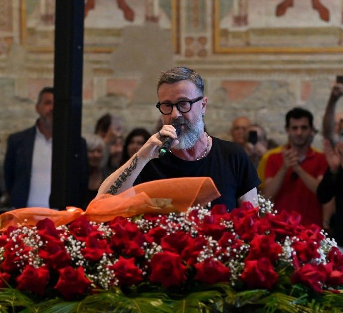 “Ti do l’ultimo bacino in fronte”: ai funerali di Francesco Nuti gli amici di sempre Panariello, Masini, Pieraccioni e Carlo Conti. Tanta gente e le note di ‘Sarà per te’