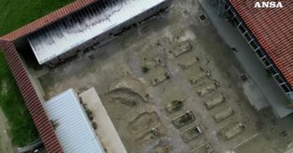 Copertina di Tombe e parchi giochi ricoperti dal fango: le immagini aeree a Sant’Agata sul Santerno un mese dopo l’alluvione in Emilia-Romagna