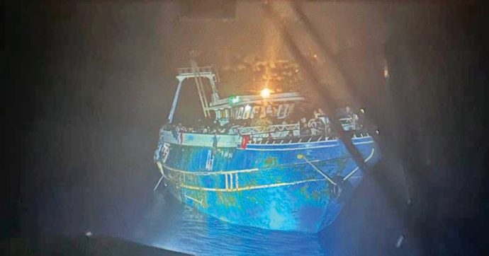 Grecia, naufragio a Pylos: la corda e la manovra rischiosa dei militari. Poi la barca è affondata