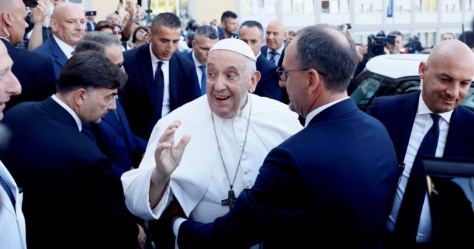 Copertina di Dimesso Papa Francesco, torna in Vaticano: “Sono ancora vivo”