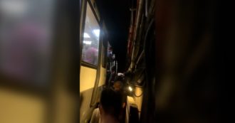 Copertina di Treni bloccati per oltre un’ora nella metropolitana di Parigi: i passeggeri evacuati attraverso i binari – Video