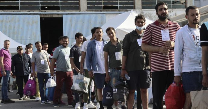 A Lampedusa continuano gli sbarchi: venerdì arrivati 775 migranti. L’hotspot è al collasso