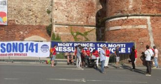 Copertina di Moby Prince, i familiari delle 140 vittime e la protesta sotto la nuova mega-nave di Vincenzo Onorato che coprirà la rotta Livorno-Olbia