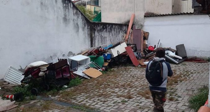 Bambina scomparsa, sgomberato l’ex hotel occupato di Firenze dove vive la piccola Kata: 54 persone prese in carico dai servizi sociali