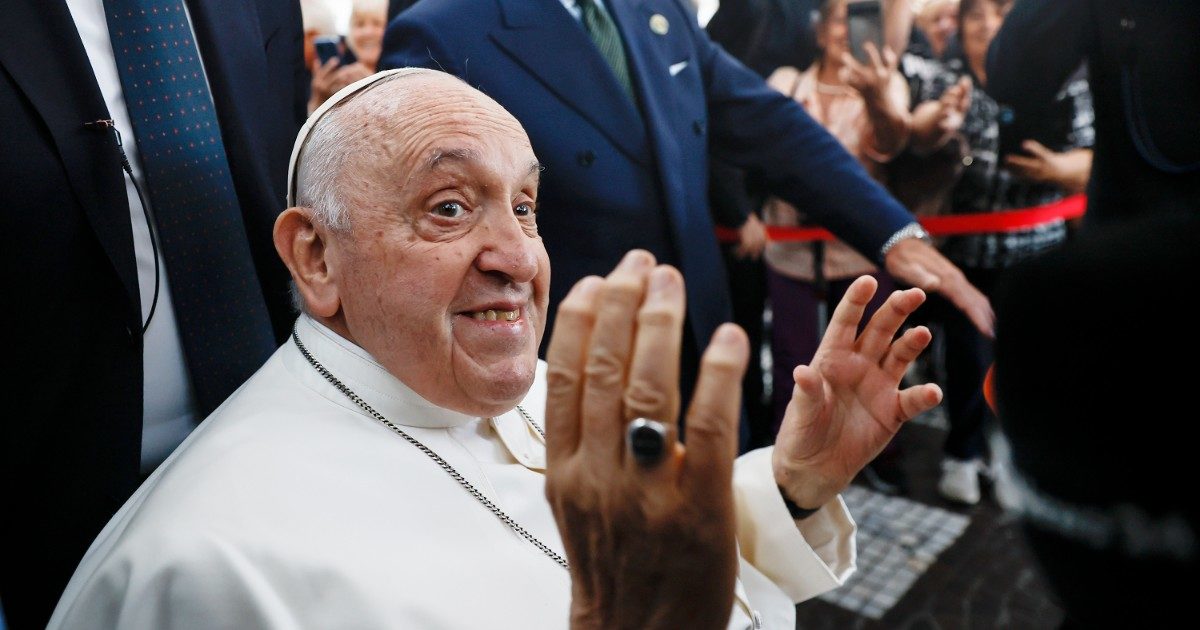 Papa Francesco allontana il microfono dell’inviato del Tg1 con un gesto inequivocabile: ecco cosa è successo