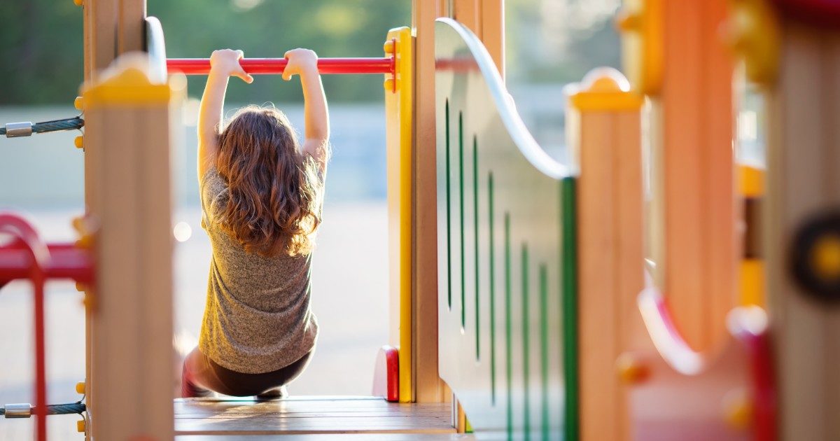 Scivoli del parco giochi cosparsi di acido muriatico: due bambini ustionati. La mamma: “Abbiamo visto che erano bagnati, ma pensavamo fosse acqua”