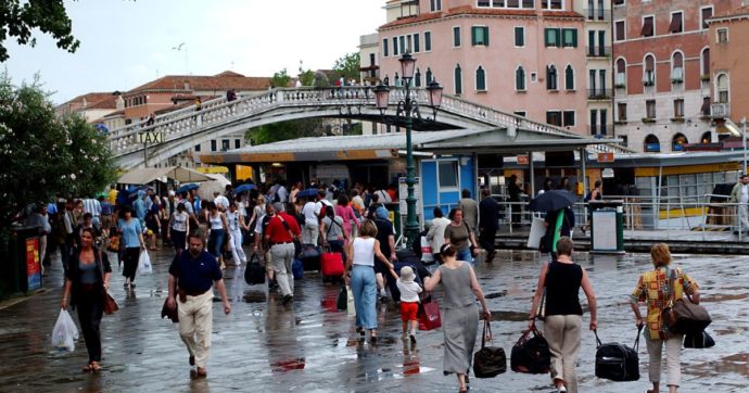 “A Venezia ponti senza pedane impediscono la mobilità delle persone in carrozzina. Mia figlia costretta a rinunciare all’uscita a teatro”