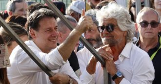 Copertina di Beppe Grillo a sorpresa interviene alla manifestazione del Movimento 5 stelle contro il precariato: “Serve reddito universale”