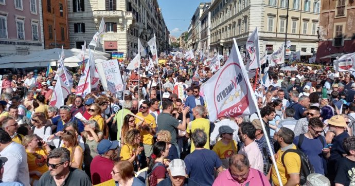 “Basta vite precarie”, il corteo del M5s a Roma. Conte: “Il salario minimo è la strada giusta”. Schlein: “Vogliamo unire le nostre battaglie”