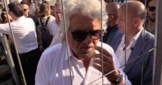 Copertina di Beppe Grillo scherza con Giuseppe Conte: “Ha la camicia bianca come me, toccate lui”