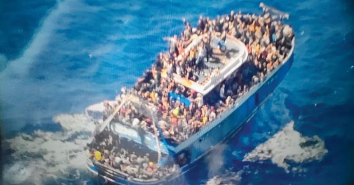 Naufragio, video smentisce Atene: nave alla deriva già al tramonto